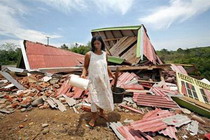в результате сильного землетрясения в индонезии погибли около 1000 человек